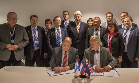 UArctic-MUM_MOU-signing_12Oct2013