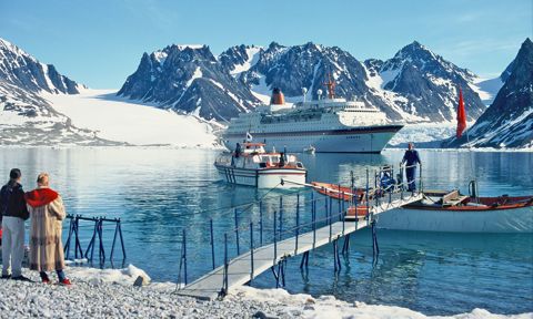 high-class-cruise-tourism-magdalenefjord-spitzbergen-svalbard_1497-2170x1420px.jpg