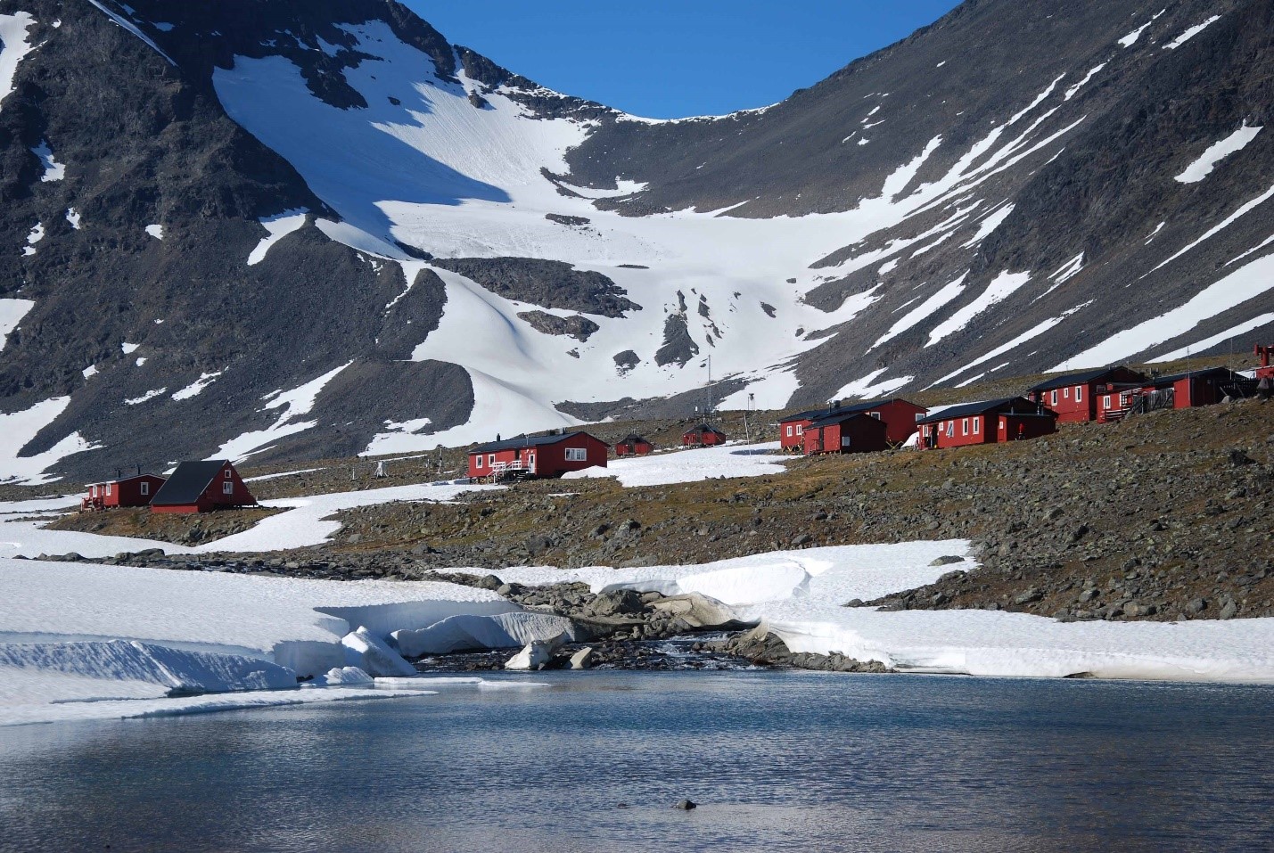 SU Tarfala Research Station.jpg