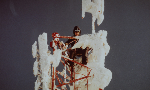 Tapio Tukkiniemi has climbed the Ylläs fell mast in 1985, braving ice, freezing temperatures, and the dim twilight of the polar night. Photo: Private collection.