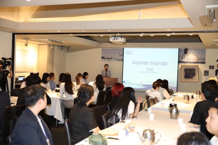 Jiseung Sung from FEALAC (Ministry of Foreign Affairs) shares her experiences at KMI during the orientation day event.
