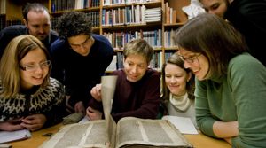 Árnastofnun handrit skoðuð  PHOTO: Kristinn Ingvarsson