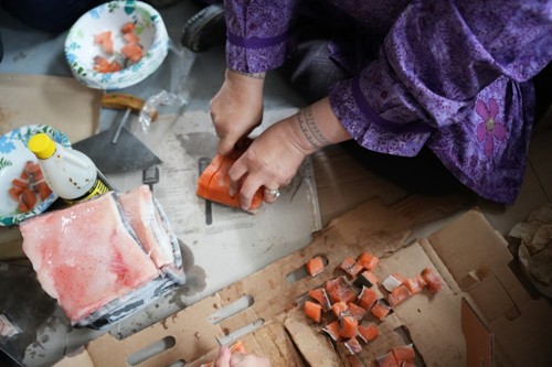 Sharing traditional food in Iqaluktuuttiaq (Cambridge Bay)  Foto. Karine Nigar