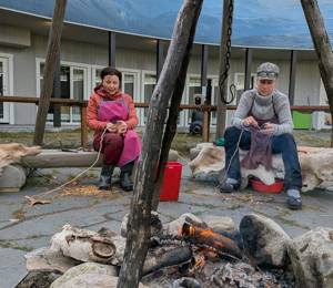 Maria Huhmarniemi and Anja Kath Lande working with roots.   PHOTO: Tommi Yläjoki, 2026.