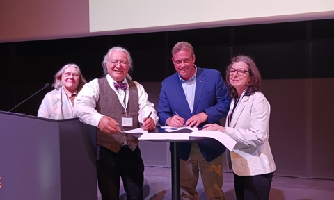 Regional Centre Quebec Signing